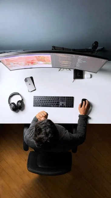 man-using-apple-computer-ieiuits149m